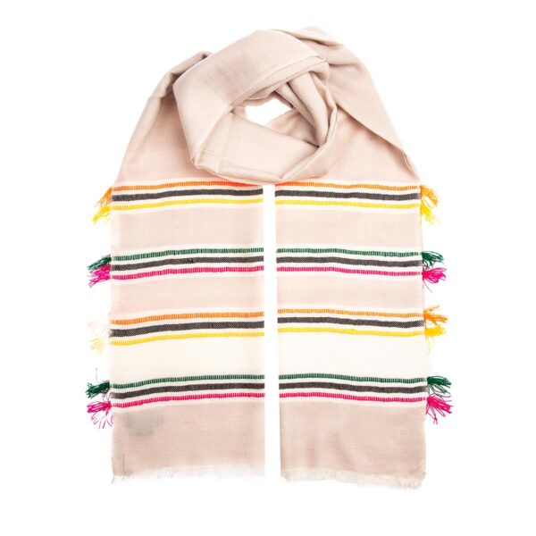 The soft and warm cashmere scarf "air" has a beautifully delicate pink base with a playful twist of coloured threads that extend to tassels.